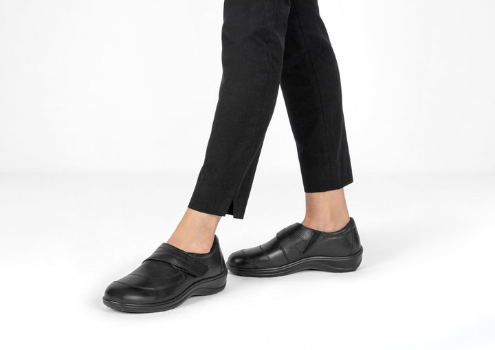 Grace – Effortless Elegance in Timeless Black